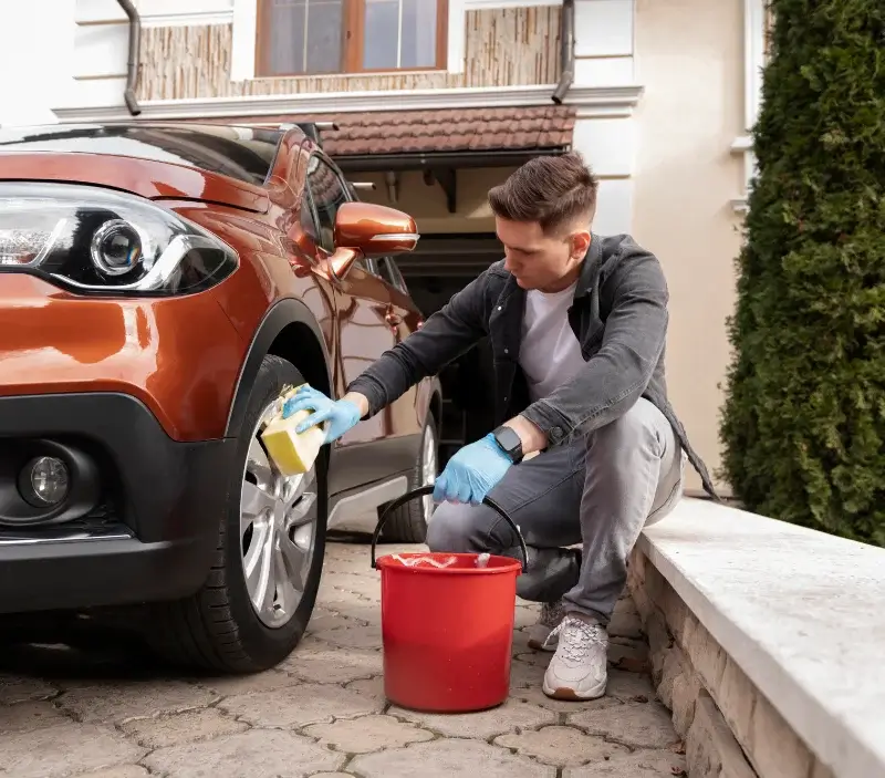 Lavage auto à domicile Saint-Marcellin : professionnel intervenant sur un véhicule